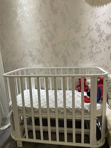 Ağ rəngli uşaq beşiyi - Material: ağ rəngli taxta konstruksiya, yumru