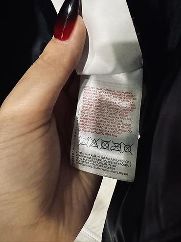 payız ust geyimləri: Qara rəngli, qısaldılmış fason qışlıq pufik gödəkçə. - Material — 7