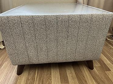 divan pufik: Kvadrat formalı oturacaq/puft-çərçivə və şüşə üstlü masacıq kombini - — 2