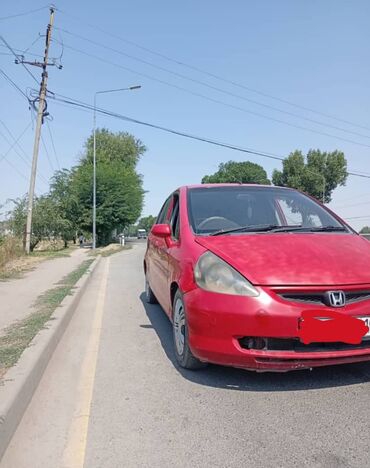 машина дишовый: Красный хэтчбек Honda Fit с пятидверным кузовом, идеально подходящий