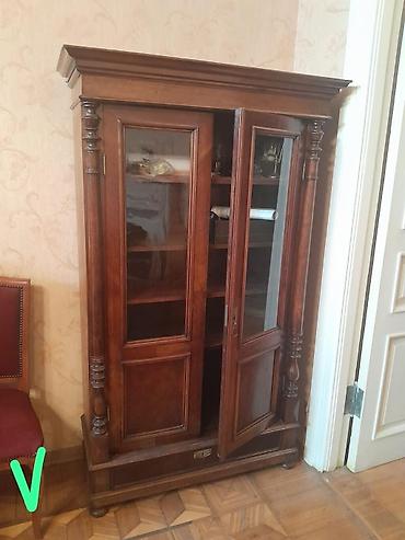 şuşəli dolab vitrini: Antik üslubda şüşəli vitrin şkaf - Material: tam ağac (qoz rəngində) — 1