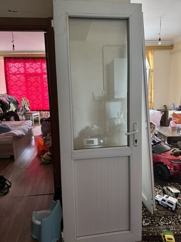 Məhəccərlər: Balkon qapisi yaxwi vezyetde