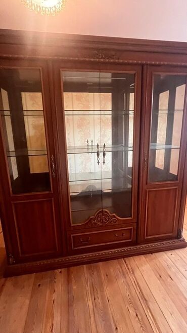 Avtoservis avadanlıqları: Şüşəli dolab vitrini