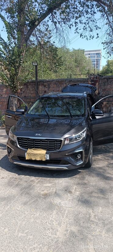 машыны под выкуп: Минивэн Kia Carnival в сером цвете с просторным салоном, оснащенным