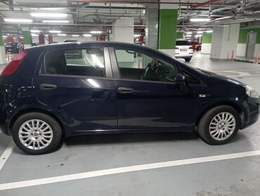 Fiat: Unutrašnjost automobila Fiat hečbek, sa tamnom unutrašnjošću i — 18