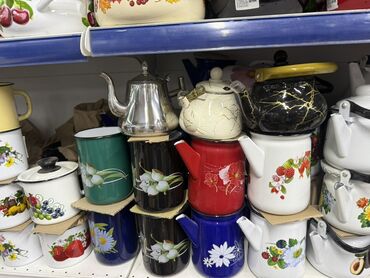 Кастрюли: Набор эмалированных кастрюль и другой посуды, украшенной — 5