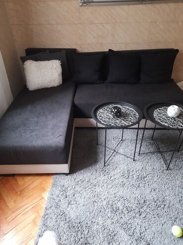 ugaone sofe: Ugaona garnitura tamnosive boje sa belim detaljima. Sastoji se od