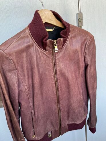 сланцы кожаные: Кожаная женская куртка. Dolce&Gabbana размер 46. Маломерит