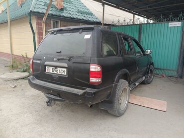 ниссан падфандер: Внедорожник Nissan Pathfinder черного цвета. Автомобиль оснащен