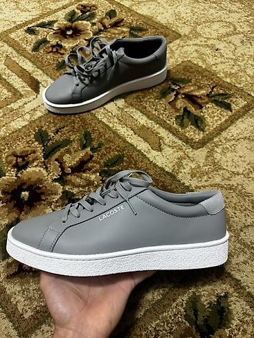 черное пальто с капюшоном: Мужские кроссовки, 44, Lacoste, Новый, цвет - Серый — 2
