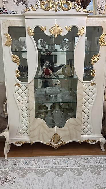 Qonaq otağı üçün klassik üslubda vitrinli servant. Ağ rəngdə korpus
