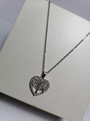 Ogrlice: Nakit, hiruški čelik
Cena 1100din — 15