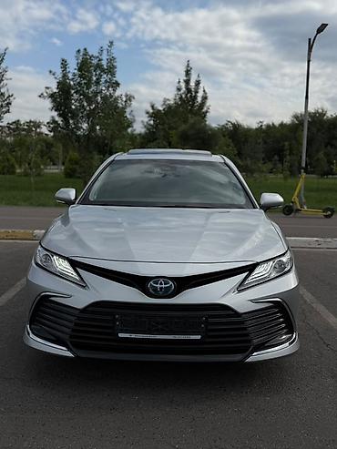 byd e1: Toyota Camry: 2023 г., 2.5 л, Автомат, Гибрид, Седан — 1