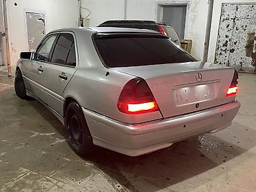 mos: Mercedes-Benz C-Class: 2.2 l | 1994 il Sedan — 10