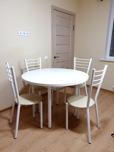 кухонный стол на 6 персон в Кыргызстан | НАБОРЫ ПОСУДЫ: Продаю круглый стол 4 стульямиВообще-то спокойно поместится 6, даже