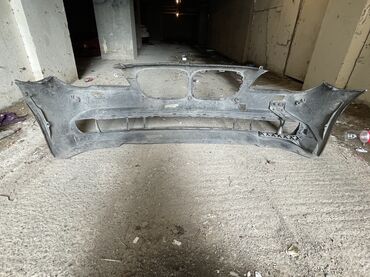 Bamperlər, buferlər: Qara rəngdə olan BMW avtomobilinin ön bamperi. Bu bamper