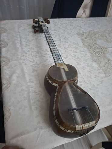 Tar: Ən aşağısı 100 ilin tarıdır. Tanınmış sənətkarın sədəfli tarı olub — 7