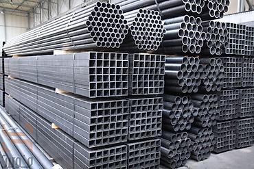 Metal məhsulları: Qara rəngdə, kvadrat formalı metal profillər. Tikinti və konstruksiya — 9