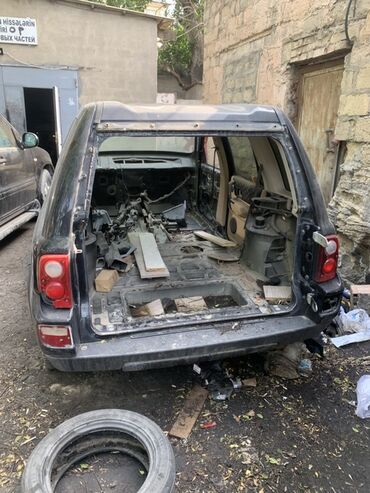 Digər avtomobil ehtiyat hissələri: Sökülmüş vəziyyətdə Land Rover Freelander avtomobili. Ehtiyat