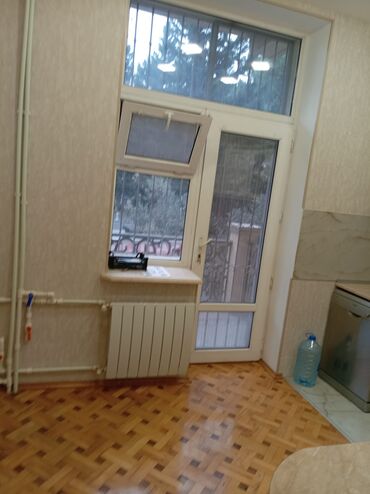 Köhnə tikili: 1 - ci məhəllə 4/2 - mərtəbəsində 3 otaqlı yol qırağı kombisi var polı — 11