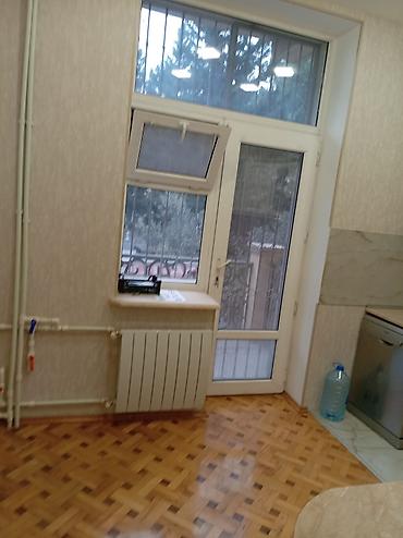 Köhnə tikili: 1 - ci məhəllə 4/2 - mərtəbəsində 3 otaqlı yol qırağı kombisi var polı — 11