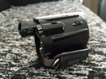 Video kamere: 1. Kamkorder Sony Handycam Dcr-Sx21 siva 2. Sony DCR-HC51E Camcorder — 6