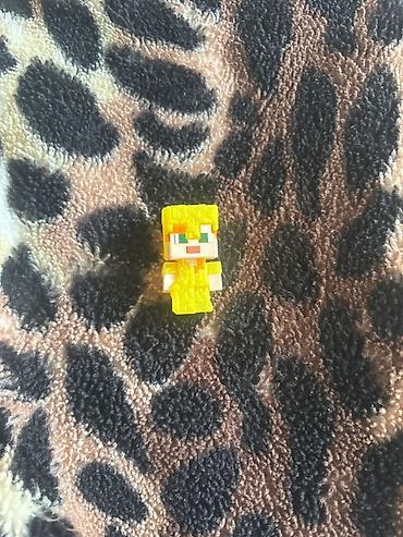 oyuncaq şəkilləri: Minecraft temalı mini fiqur – sarı şəffaf “armor/skin” dizaynı ilə — 1
