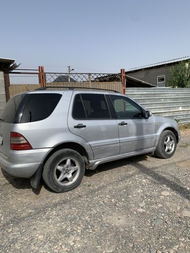 мерс s class: Автомобиль Mercedes-Benz ML-класса в серебристом цвете. Это