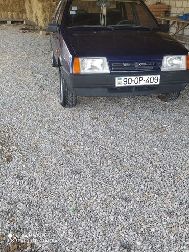 Tünd göy rəngdə olan bu dördqapılı sedan avtomobil, gündəlik istifadə