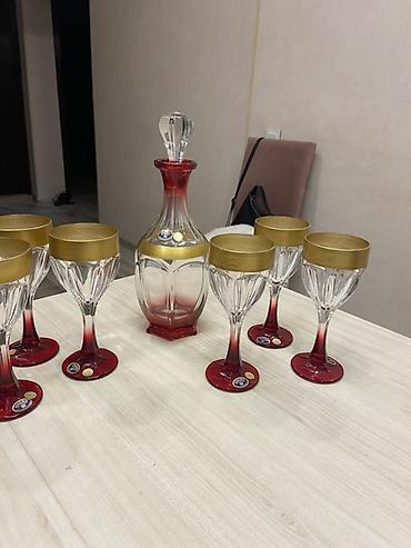 sane keci: Qırmızı-qızılı kənarlı kristal dəst - Tərkib: 1 ədəd qapaqlı karaf + — 4