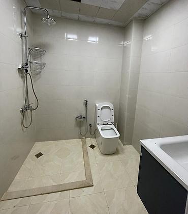 asma tava: Mənzildə geniş eyvan və şəhər panoraması olan sanitar qovşağı - — 4