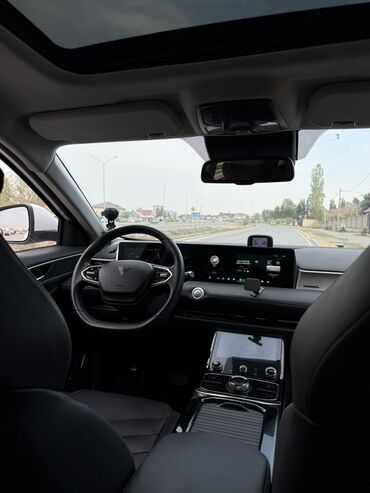 Другие автомобили: Электромобиль-кроссовер (компактный SUV), белый цвет кузова. Основные — 12