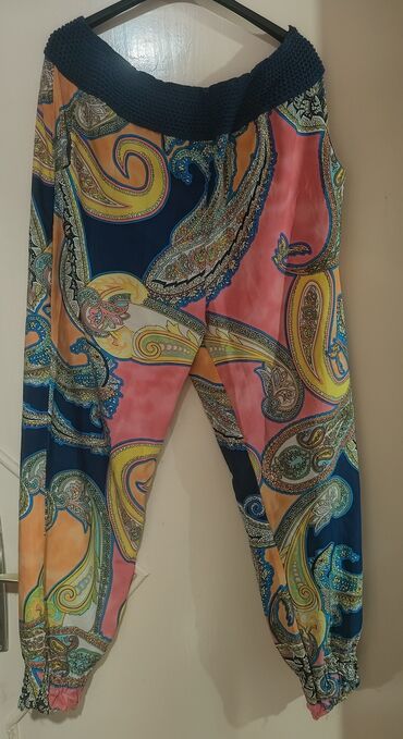 zelene pantalone zenske: Pantalone na nogavicama ima lastis oko struka siroka lastis tankog