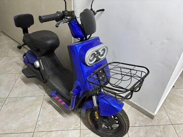двухместный мопед: Электроскутер (синего цвета) с удобной посадкой для двух человек и