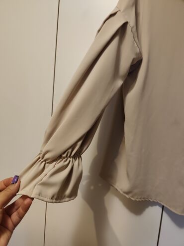 Bluze: Dve ženske bluze u nežnim neutralnim tonovima. 1) Puder‑roze bluza: - — 4