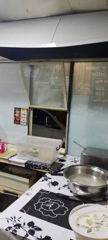 Restoran, kafelər: Neftciler metrosuna yaxin yerləşən donər evi obyekt yerləsən ümumi — 9