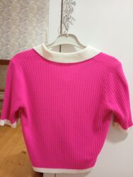 qarin ve bel piylerini eritmek: Çəhrayı rəngdə,V yaxalı qadın Krop və ya Futbolkası