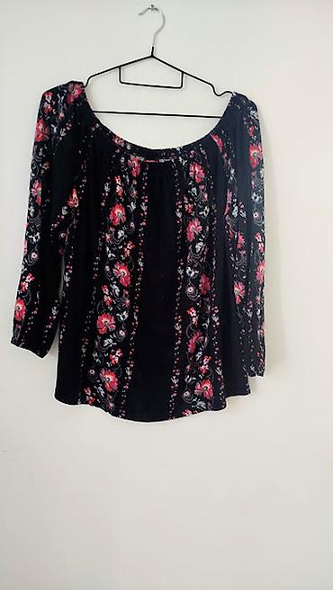 Bluze: Tri bluze, veličina M/L – set 700 dinara 1) Svetloplava bluza — 6