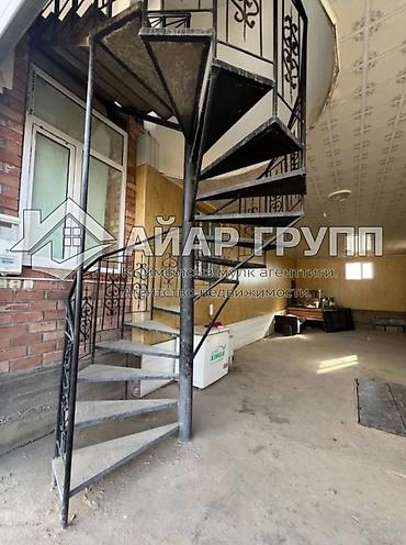 Продажа коттеджей и домов: 🔷 Продаётся просторный дом в центре Чолпон-Аты! 🔷 📍 Напротив — 4