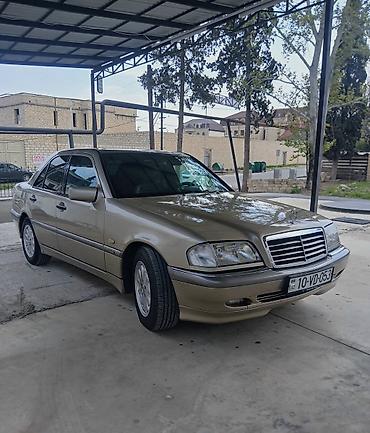 arxa kapot: Mercedes-Benz C-Sinif sedan - Korpus: 4 qapılı sedan, qızılı/metallik — 2
