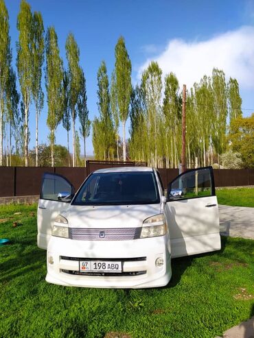 Toyota: Toyota Voxy: 2006 г., 2 л, Автомат, Бензин, Минивэн