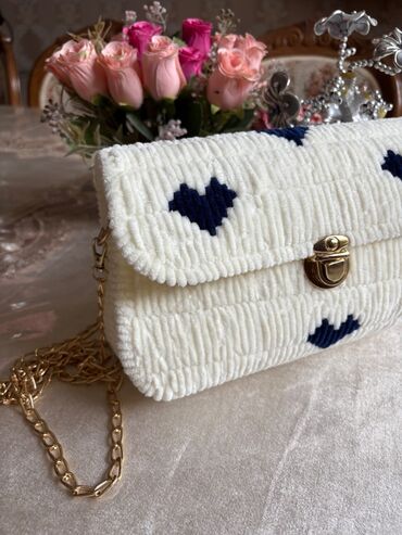 Çantalar: Hər ikisi əl işidi. Qəhvəyi rənglidə astar var, ağ rəngdə olanda — 3