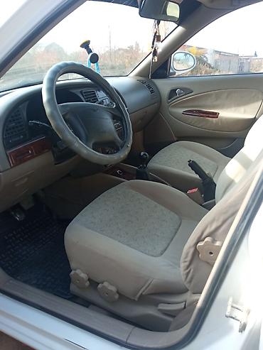 Другие детали салона: Легковой автомобиль седан, салон бежевый тканевый. Основные — 8