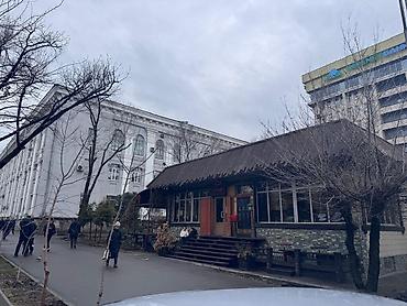 готовый кафе: Действующая кофейня в «Золотом квадрате», ул. Тоголок Молдо, рядом с — 3