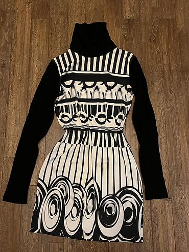1dənəsi 10azn. 1-ci don S-M ölçü, 2-ci don L-XL ölçü. Qadın paltarı
