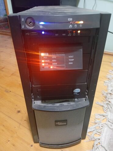 komputer korpus: Server sistem bloku işlək vəziyyətdə