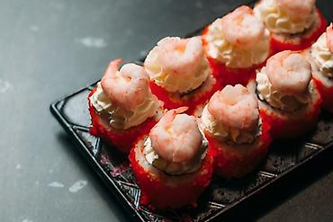 Готовые блюда, кулинария: Сеты суши и роллов - Ассорти роллов: классические, запечённые и с — 24