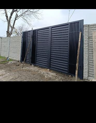 Распашные ворота: Металлические распашные ворота с калиткой (модульные панели) - — 93