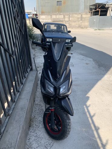 электронные скутера: Черный скутер JET MOTO, оснащенный ветровым стеклом для защиты от