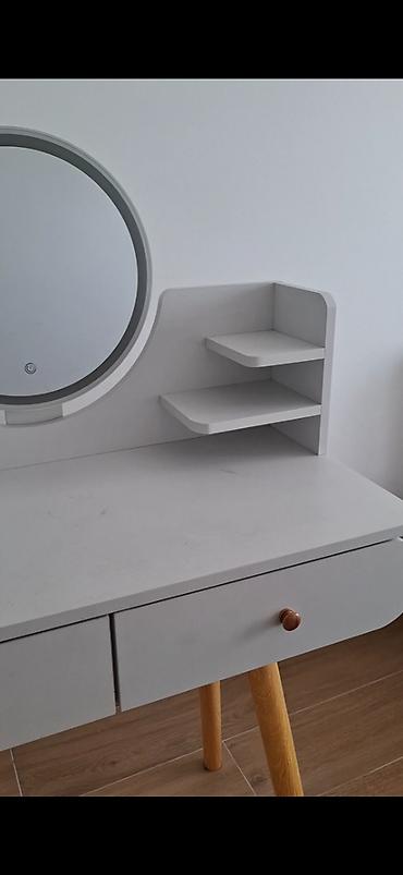 Antique Desks: Beli sto za sminkanje, koriscen godinu dana. Poseduje ogledalo sa led — 3